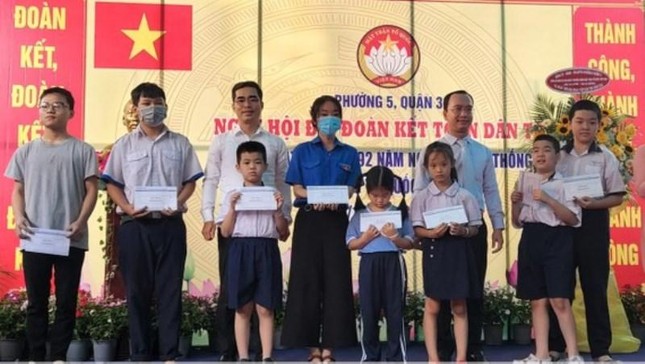 Đại diện Ngân hàng Agribank - VPĐD khu vực miền Nam trao quà cho học sinh khó khăn ở phường 5, quận 3 (TPHCM)