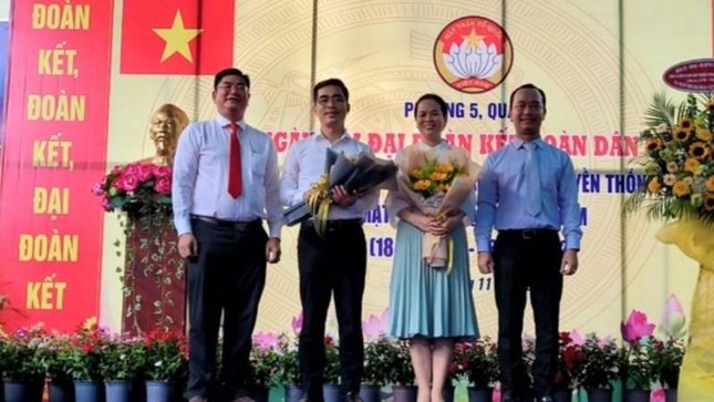 Lãnh đạo phường 5, quận 3 tặng hoa cảm ơn Báo SGGP và Ngân hàng Agribank