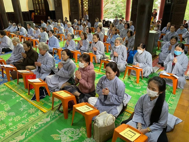 Phật tử đạo tràng chùa Linh Sơn trì tụng kinh cúng dường nhân lễ húy nhật Phật tử đạo tràng chùa Linh Sơn trì tụng kinh cúng dường nhân lễ húy nhật