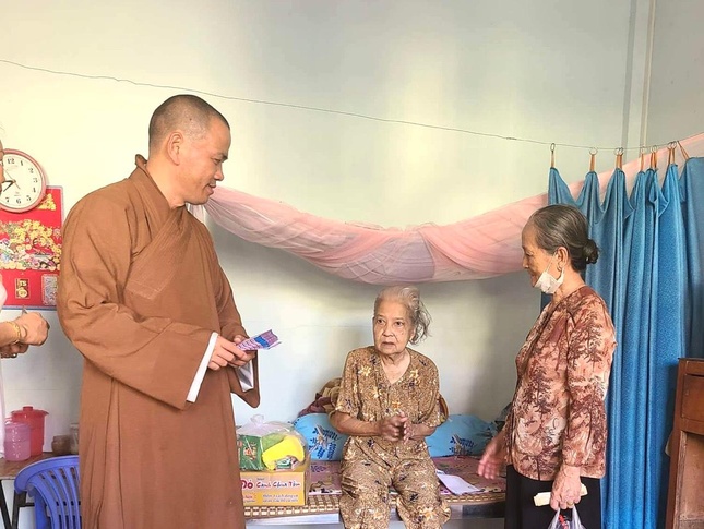 Thăm hỏi, trao quà đến người già neo đơn khó khăn Thăm hỏi, trao quà đến người già neo đơn khó khăn