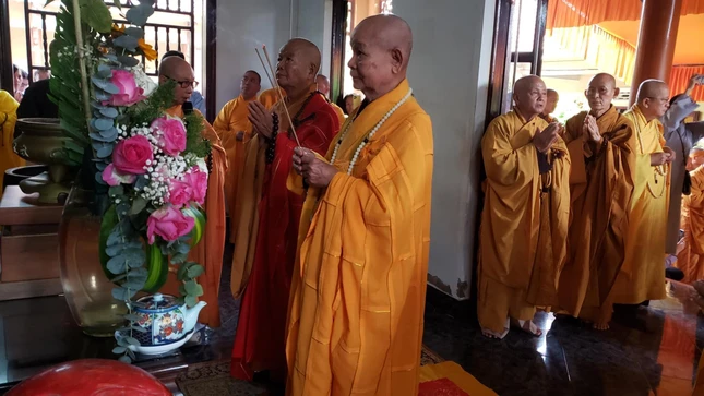 Chư tôn giáo phẩm niêm hương tưởng niệm cố Hòa thượng