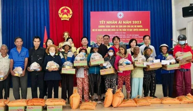 Tặng 100 phần quà đến đồng bào dân tộc nghèo, sống ở thị trấn Tô Hạp, huyện Khánh Sơn Tặng 100 phần quà đến đồng bào dân tộc nghèo, sống ở thị trấn Tô Hạp, huyện Khánh Sơn