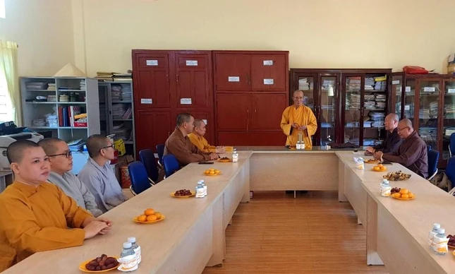 Hòa thượng Thích Huệ Trí, Trưởng ban Trị sự Phật giáo tỉnh phát biểu chỉ đạo đến Văn phòng Ban Trị sự Phật giáo tỉnh - Ảnh: Quảng Chuyên