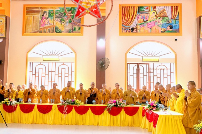 Chư tôn đức niệm Phật cầu gia hộ