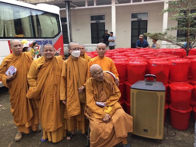 Chư Ni Hệ phái Khất sĩ, tổ đình Ngọc Phương chuẩn bị trao quà từ thiện