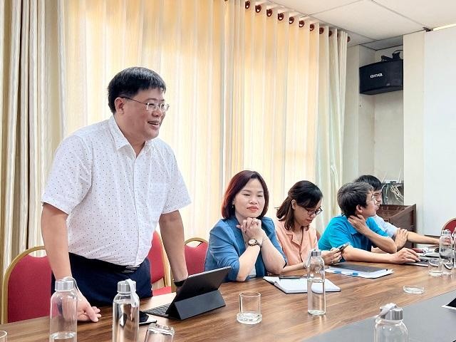 Giám đốc Trung tâm Công nghệ thông tin tỉnh Hoàng Bảo Hùng giới thiệu các giải pháp về ứng dụng công nghệ thông trong hành chánh văn phòng điện tử