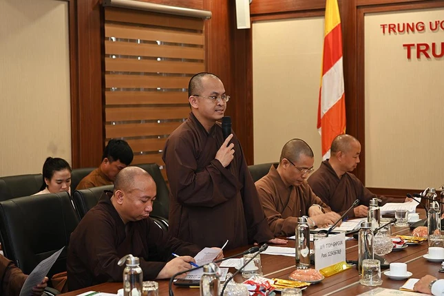 Đại đức Thích Nguyên Chính phát biểu tại buổi họp