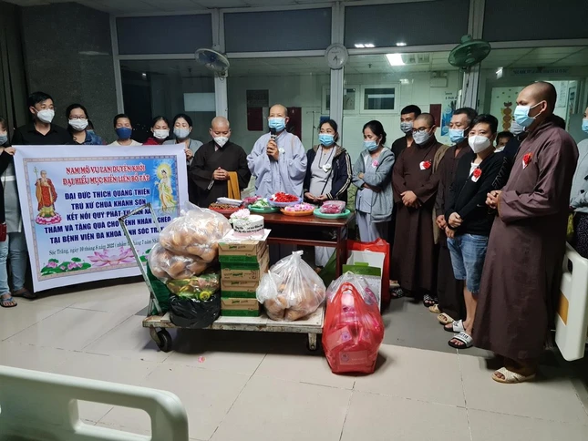 Đoàn bàn giao nhà, trao quà ở ấp Tân Trung, xã Long Bình