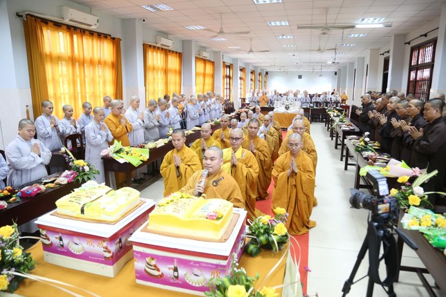 Đại diện Tăng Ni sinh khoa Hoằng pháp phát biểu tri ân chư giáo thọ Đại diện Tăng Ni sinh khoa Hoằng pháp phát biểu tri ân chư giáo thọ