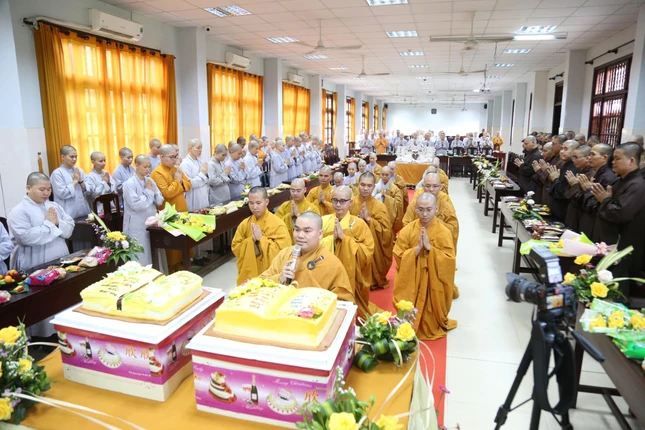 Đại diện Tăng Ni sinh khoa Hoằng pháp phát biểu tri ân chư giáo thọ