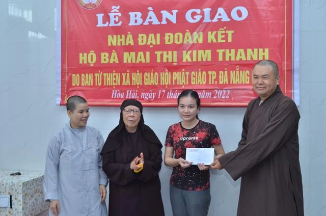 Thượng tọa Thích Pháp Châu trao quà đến gia đình