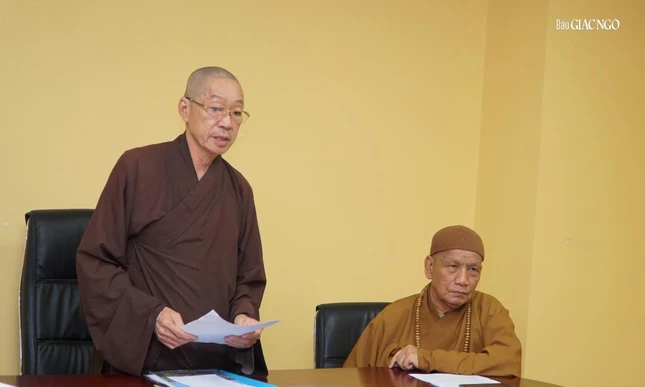 Hòa thượng Thích Hiển Đức chủ trì buổi họp đoàn