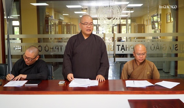 Thượng tọa Thích Hải Đạt, Phó Văn phòng Ban Trị sự, Thư ký đoàn đảm nhiệm phần thủ tục vé máy bay cho thành viên đoàn