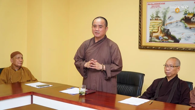 Thượng tọa Thích Tâm Hải, Ủy viên Thường trực, Trưởng ban Thông tin - Truyền thông chia sẻ các thông tin về chương trình của Đại hội tại buổi họp