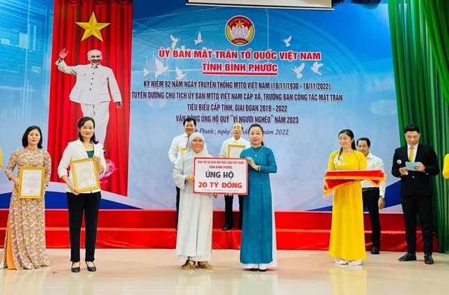 Ni sư Thích nữ Như Hiền trao bảng 20 tỷ đồng đến đại diện Ủy ban MTTQVN tỉnh - Ảnh: TTPGBP