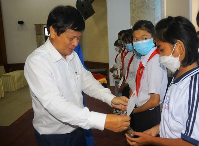 Ông Trần Trọng Dũng, Phó Chủ tịch Hội Nhà báo Việt Nam trao học bổng cho học sinh Ông Trần Trọng Dũng, Phó Chủ tịch Hội Nhà báo Việt Nam trao học bổng cho học sinh