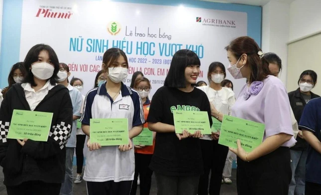 Bà Lý Việt Trung - Tổng Biên tập Báo Phụ Nữ TPHCM trao học bổng cho các em nữ sinh