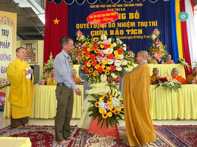 Ban Tôn giáo tỉnh tặng hoa chúc mừng Ban Tôn giáo tỉnh tặng hoa chúc mừng