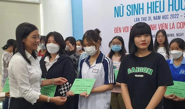 Bà Trương Thị Ánh Tuyết, Phó Trưởng Văn phòng Đại diện Ngân hàng Agribank – Văn phòng đại diện khu vực miền Nam trao tặng học bổng cho các nữ sinh