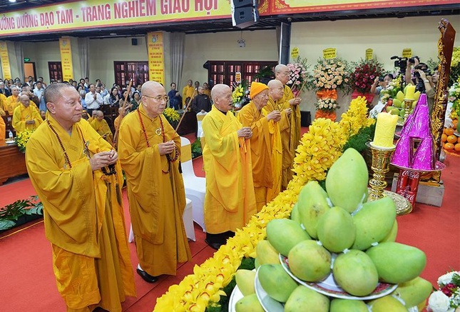 Trước di ảnh của Trưởng lão Hòa thượng, chư tôn giáo phẩm đã thành kính đốt nén tâm hương dâng lên cúng dường Giác linh Trưởng lão Hòa thượng