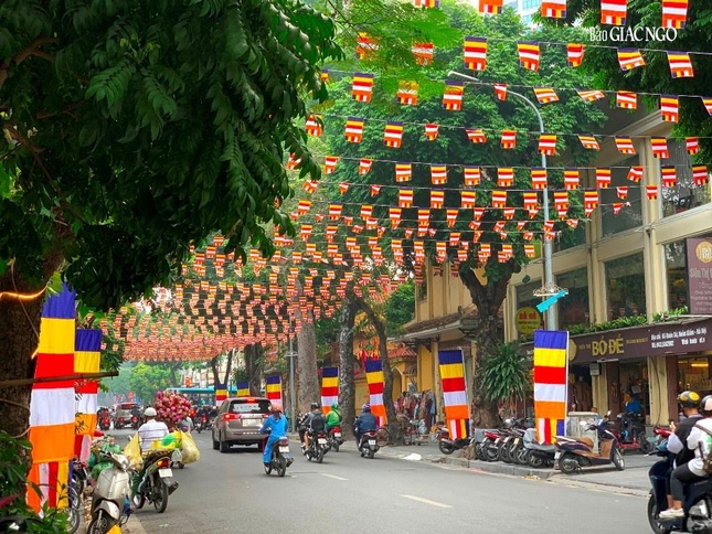 Cờ Phật giáo trên đường phố Hà Nội