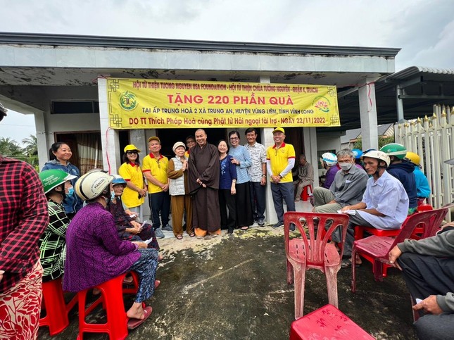 Hội Từ thiện chùa Tường Nguyên trao quà đến bà con ấp Trung Hòa 2 - Ảnh: T.N Hội Từ thiện chùa Tường Nguyên trao quà đến bà con ấp Trung Hòa 2 - Ảnh: T.N