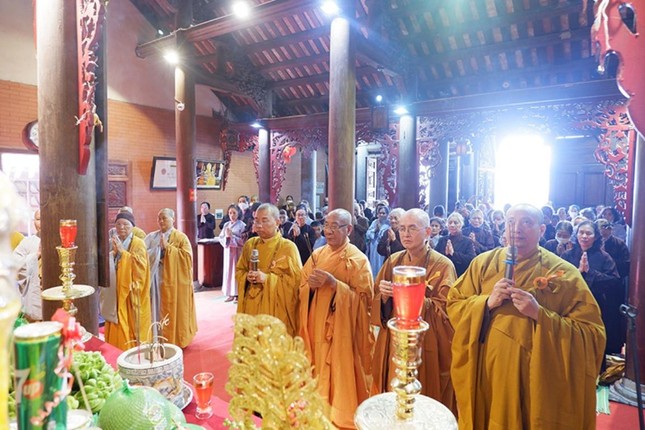 Thành kính dâng hương tưởng niệm Đức Phật hoàng Trần Nhân Tông và lịch đại Tổ sư tiền bối