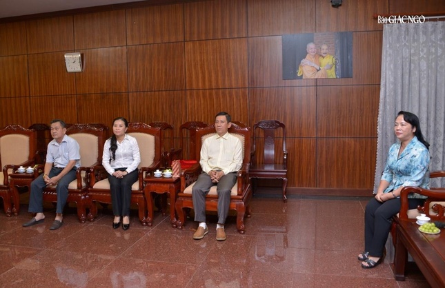 Bà Trần Kim Yến cùng các vị trong phái đoàn Bà Trần Kim Yến cùng các vị trong phái đoàn