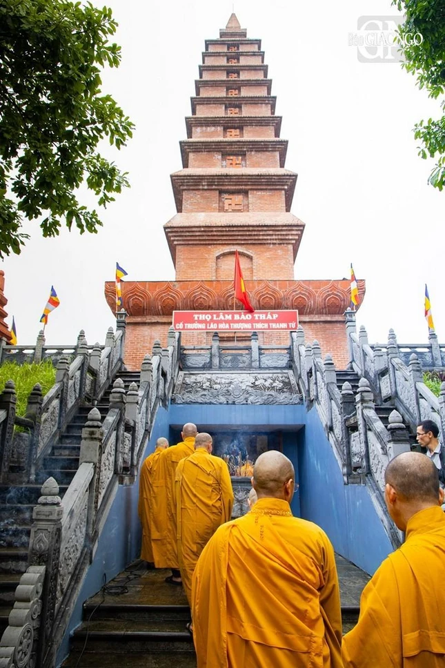 Nhiễu tháp cố Trưởng lão Hòa thượng Thích Thanh Tứ