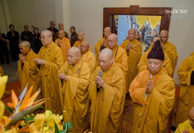 Chư tôn đức giáo phẩm niêm hương tưởng niệm Trưởng lão Hòa thượng Thích Thanh Tứ