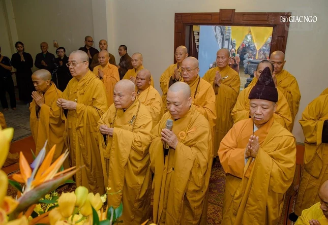 Chư tôn đức giáo phẩm niêm hương tưởng niệm Trưởng lão Hòa thượng Thích Thanh Tứ