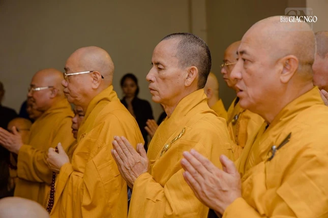 Chư tôn đức Hội đồng Trị sự đảnh lễ, tưởng niệm Trưởng lão Hòa thượng