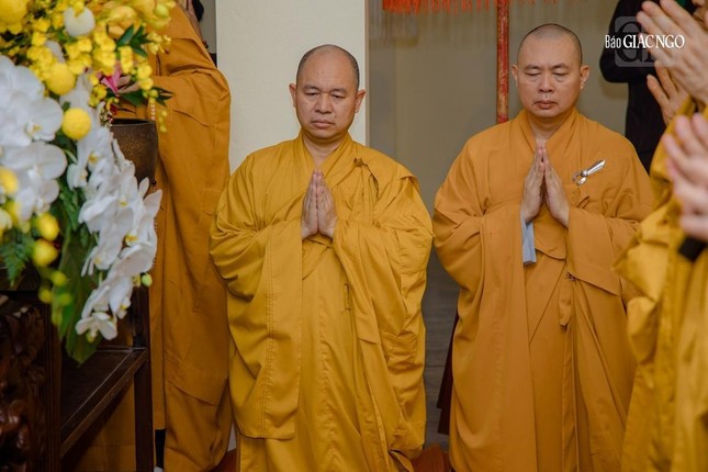 Chư tôn đức đảnh lễ Giác linh Trưởng lão Hòa thượng Thích Thanh Tứ