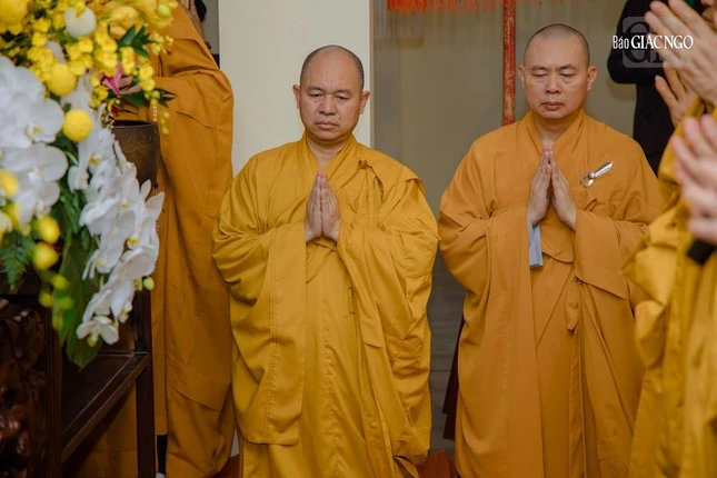 Chư tôn đức đảnh lễ Giác linh Trưởng lão Hòa thượng Thích Thanh Tứ