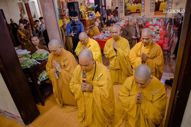 Đại diện môn đồ pháp quyến tác bạch cúng dường trai Tăng