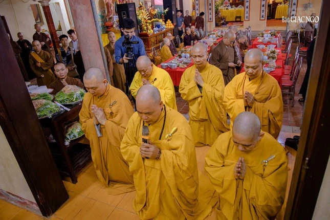 Đại diện môn đồ pháp quyến tác bạch cúng dường trai Tăng