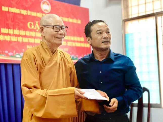 Ông Y Giang Gry Niê Knong trao quà đến Hòa thượng Thích Châu Quang thay mặt đoàn tiếp nhận