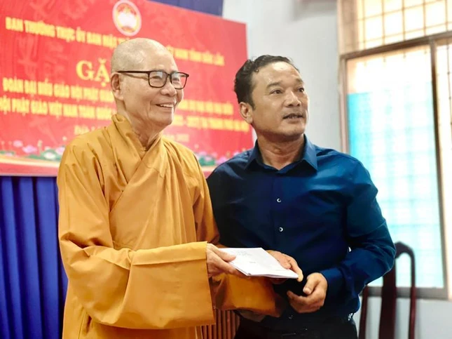 Ông Y Giang Gry Niê Knong trao quà đến Hòa thượng Thích Châu Quang thay mặt đoàn tiếp nhận