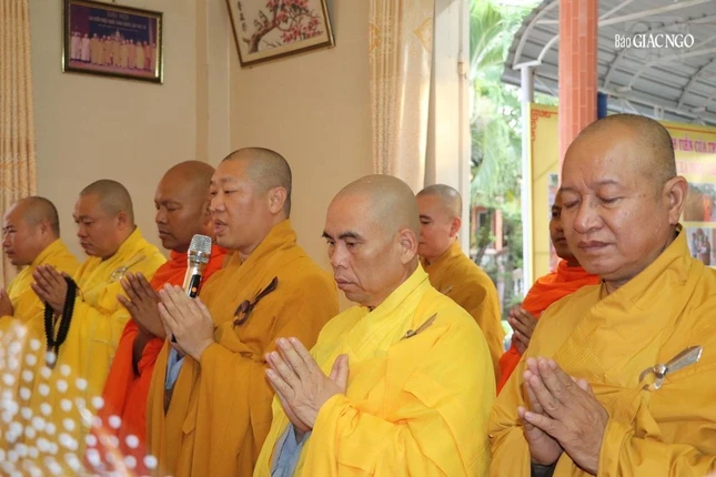 Chư tôn đức Thường trực Ban Trị sự tỉnh dâng nén tâm hương tưởng niệm Giác linh Hòa thượng Chư tôn đức Thường trực Ban Trị sự tỉnh dâng nén tâm hương tưởng niệm Giác linh Hòa thượng