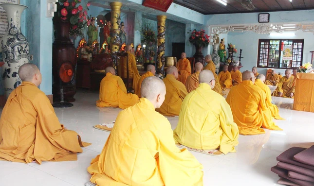 Chư Tăng vân tập tại chánh điện chùa Hiển Nam để thực hiện bố-tát Chư Tăng vân tập tại chánh điện chùa Hiển Nam để thực hiện bố-tát