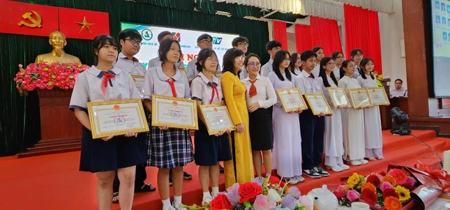 Hội Nhà Báo TP.HCM phối hợp Đài truyền hình TP.HCM, Agribank đã trao học bổng cho học sinh