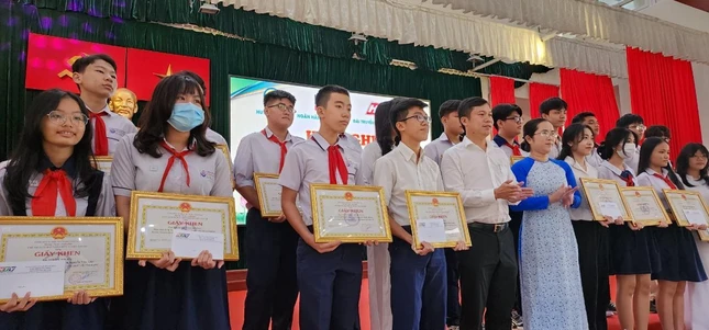 Đại diện các đơn vị trao học bổng cho các học sinh có thành xuất sắc trong học tập