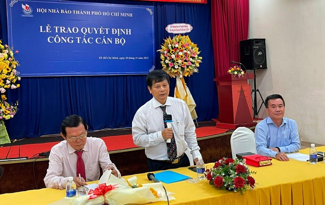 Nhà báo Trần Trọng Dũng, Phó Chủ tịch Hội Nhà báo Việt Nam phụ trách phía Nam công bố quyết định phê chuẩn kết quả bầu một số chức danh trong Ban Chấp hành Hội Nhà báo TP.HCM