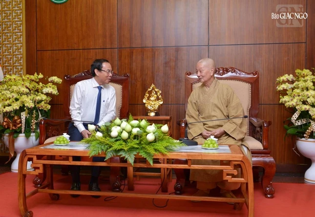 Đức Pháp chủ và Bí thư Thành ủy TP.HCM Nguyễn Văn Nên trò chuyện thân mật