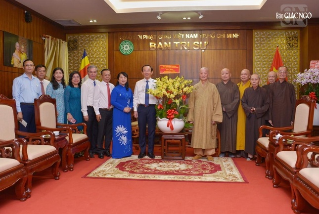 Tặng hoa chúc mừng Đức Pháp chủ và Đại hội đại biểu Phật giáo toàn quốc lần thứ IX thành công tốt đẹp Tặng hoa chúc mừng Đức Pháp chủ và Đại hội đại biểu Phật giáo toàn quốc lần thứ IX thành công tốt đẹp