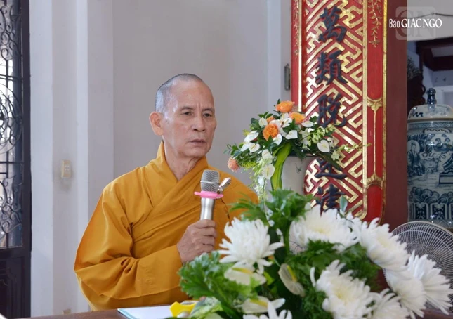 Hòa thượng Thích Thiện Thống cung tuyên tiểu sử Đức Đệ nhất Pháp chủ GHPGVN