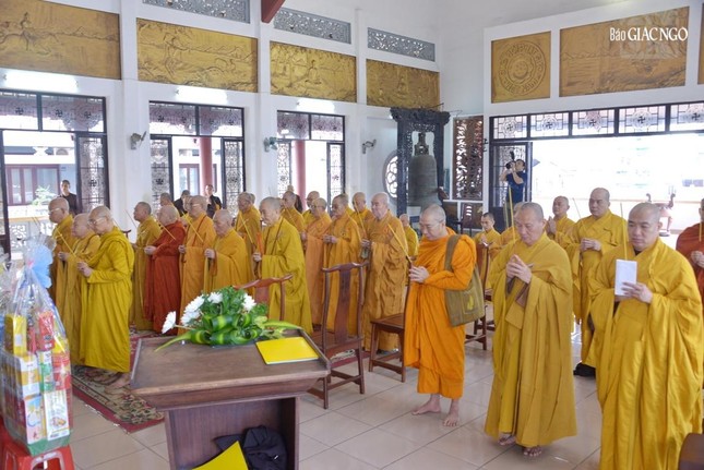 Chư tôn giáo phẩm Hội đồng Chứng minh, Hội đồng Trị sự, các ban, viện Trung ương, Ban Trị sự GHPGVN TP.HCM thành kính đảnh lễ Giác linh, niêm hương tưởng niệm