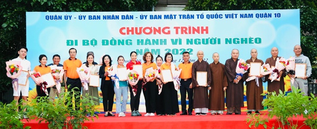 Các đơn vị, các nhân ủng hộ cho chương trình Quỹ "Vì người nghèo" của quận 10 - Ảnh: Long Hồ