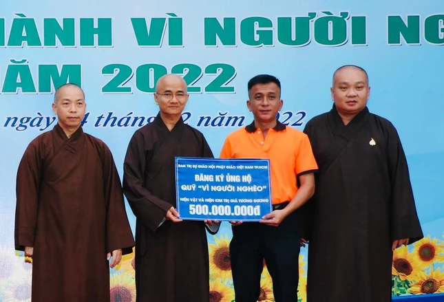 Ban Trị sự GHPGVN TP.HCM đăng ký ủng hộ 500 triệu đồng cho Quỹ "Vì người nghèo" - Ảnh: Long Hồ