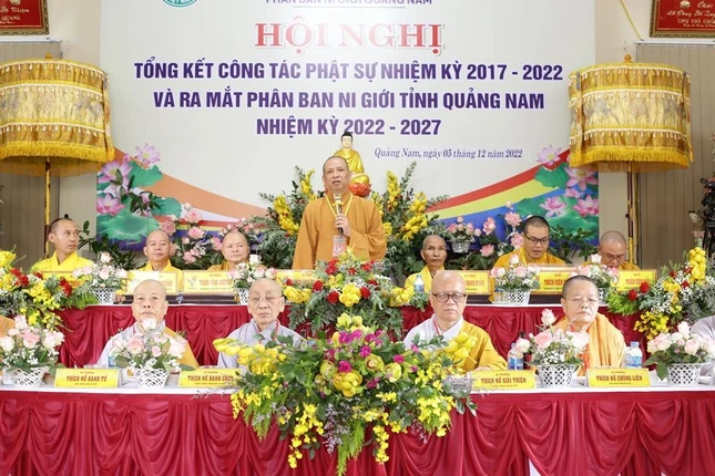 Hòa thượng Thích Phước Minh lấy ý kiến biểu quyết của hội nghị